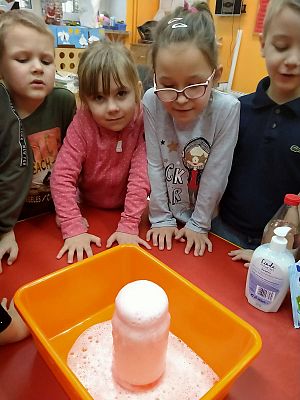  Grafika #5: Zajęcia chemiczne: ,,Wulkan" . Grupa Ob