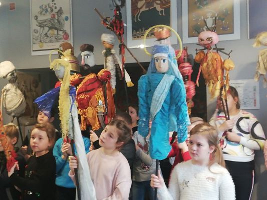  Grafika #3: Klasa 3 b na warsztatach aktorsko-lalkarskich "Wokół szopki"