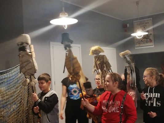  Grafika #4: Klasa 3 b na warsztatach aktorsko-lalkarskich "Wokół szopki"