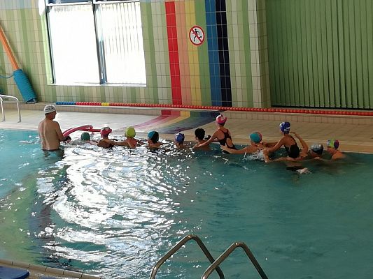  Grafika #1: Klasa 3b uczestniczy w projekcie "Umiem pływać"