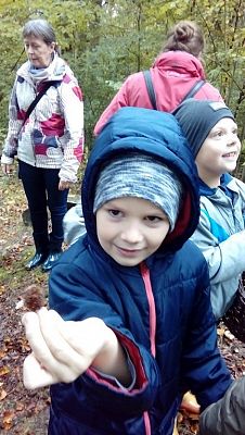  Grafika #9: Wycieczka grupy 0 a i 0 b do lasu