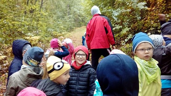  Grafika #10: Wycieczka grupy 0 a i 0 b do lasu