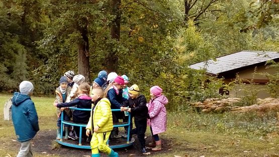  Grafika #40: Wycieczka grupy 0 a i 0 b do lasu