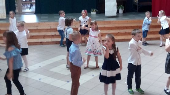  Grafika #0: DZIEŃ MAMY I TATY W GRUPIE 0 B