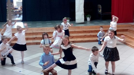  Grafika #1: DZIEŃ MAMY I TATY W GRUPIE 0 B