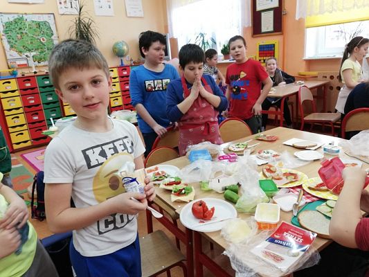  Grafika #4: Kolorowe kanapki w klasie II b