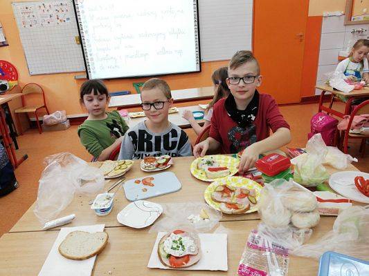  Grafika #0: Kolorowe kanapki w klasie II b