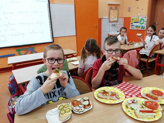  Grafika #6: Kolorowe kanapki w klasie II b