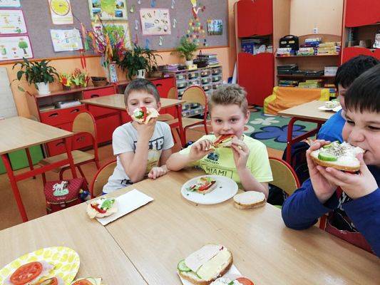  Grafika #7: Kolorowe kanapki w klasie II b