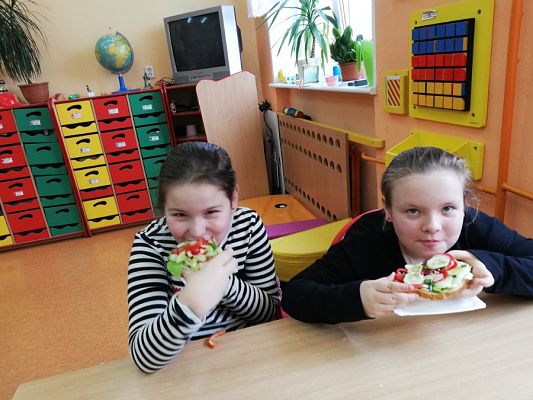  Grafika #13: Kolorowe kanapki w klasie II b