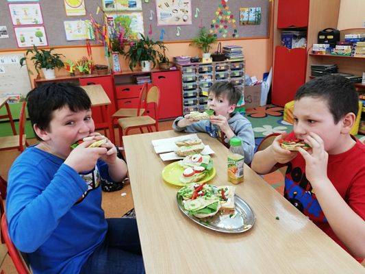  Grafika #8: Kolorowe kanapki w klasie II b