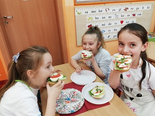  Grafika #3: Kolorowe kanapki w klasie II b