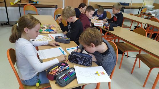  Grafika #9: Klasa 4a promuje patriotyczne postawy poprzez udział w kampanii BohaterOn