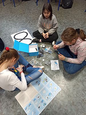  Grafika #3: Montaż mBotów podczas zajęć kółka w ramach CMI