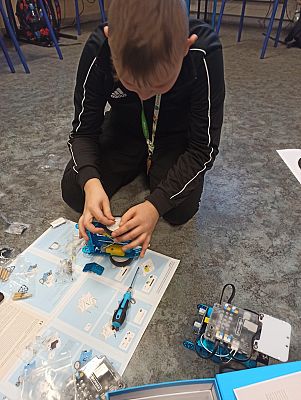  Grafika #1: Montaż mBotów podczas zajęć kółka w ramach CMI