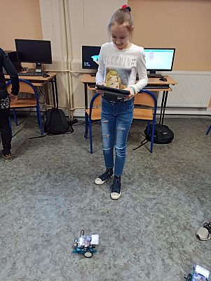  Grafika #4: Montaż mBotów podczas zajęć kółka w ramach CMI