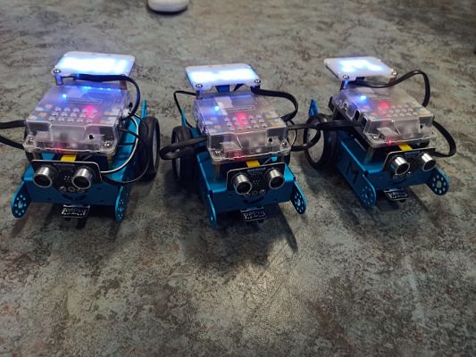  Grafika #0: Montaż mBotów podczas zajęć kółka w ramach CMI