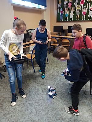  Grafika #7: Montaż mBotów podczas zajęć kółka w ramach CMI