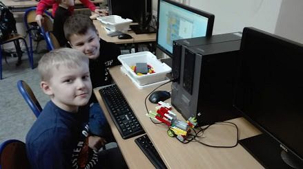  Grafika #1: Klasa 2a buduje i programuje