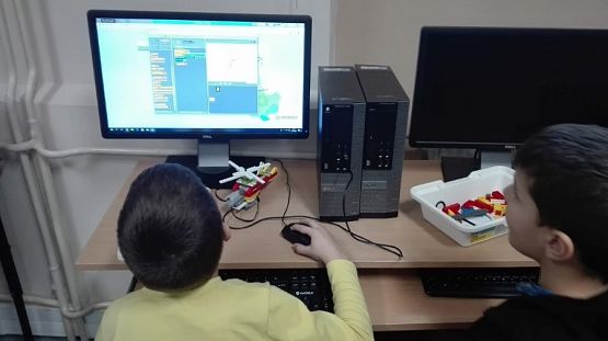  Grafika #3: Klasa 2a buduje i programuje