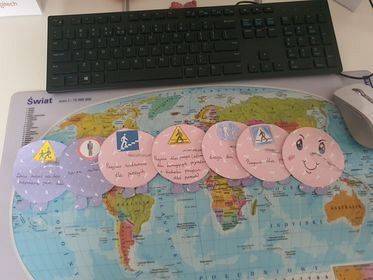  Grafika #13: Stonoga do nauki znaków drogowych - klasy 4