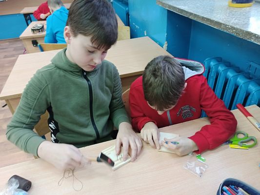  Grafika #22: Obrazki z gwoździ i sznurka