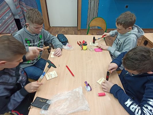  Grafika #24: Obrazki z gwoździ i sznurka