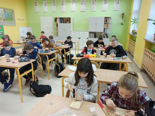  Grafika #32: Obrazki z gwoździ i sznurka