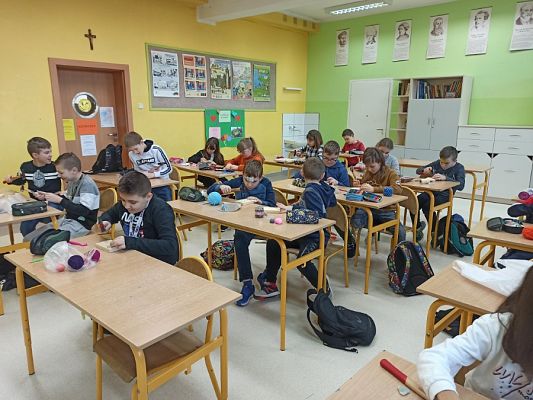  Grafika #33: Obrazki z gwoździ i sznurka