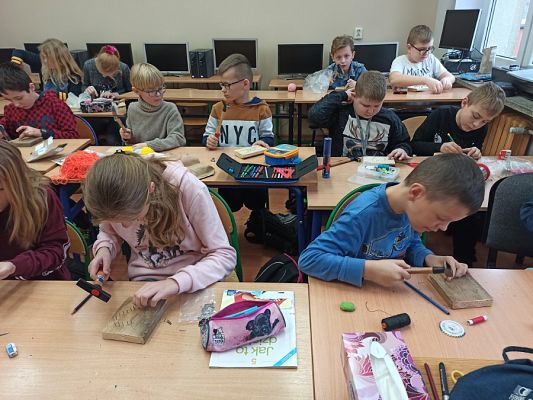  Grafika #34: Obrazki z gwoździ i sznurka