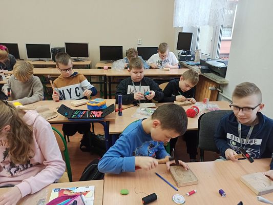  Grafika #35: Obrazki z gwoździ i sznurka