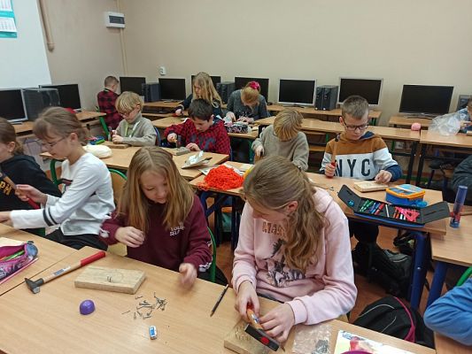  Grafika #36: Obrazki z gwoździ i sznurka