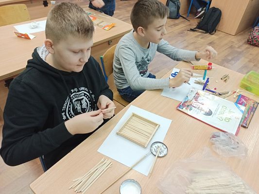 Grafika #10: Pudełko ze szpatułek