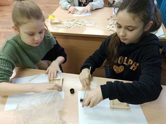 Grafika #16: Pudełko ze szpatułek