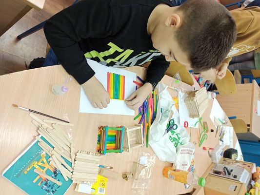 Grafika #18: Pudełko ze szpatułek