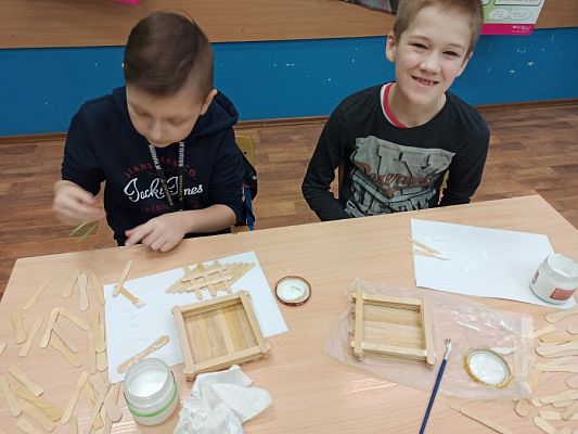 Grafika #21: Pudełko ze szpatułek