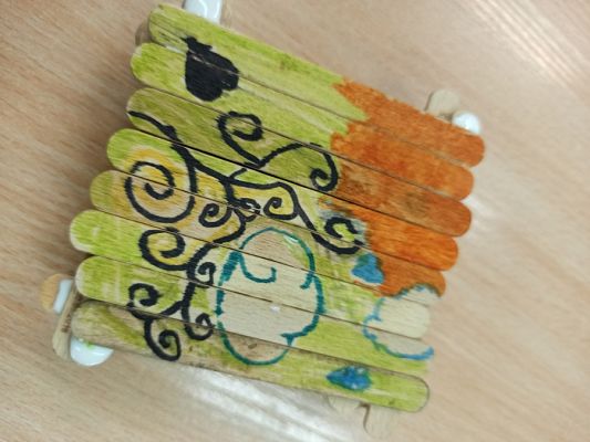 Grafika #1: Pudełko ze szpatułek