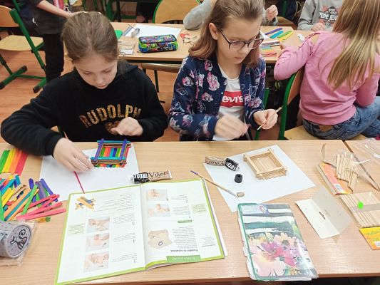 Grafika #33: Pudełko ze szpatułek