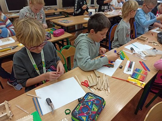 Grafika #35: Pudełko ze szpatułek