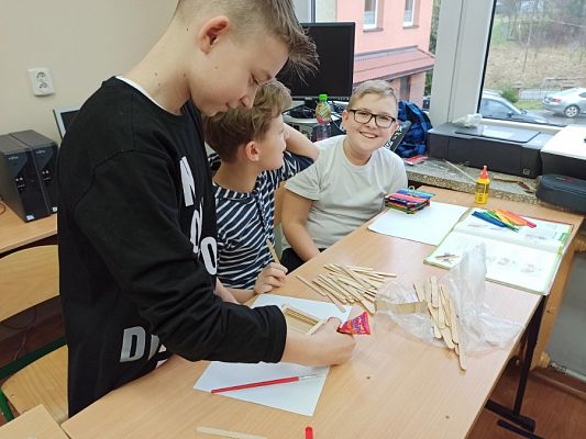 Grafika #28: Pudełko ze szpatułek