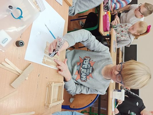 Grafika #32: Pudełko ze szpatułek