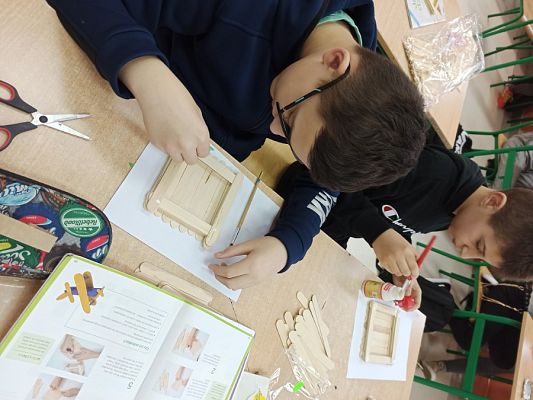 Grafika #48: Pudełko ze szpatułek