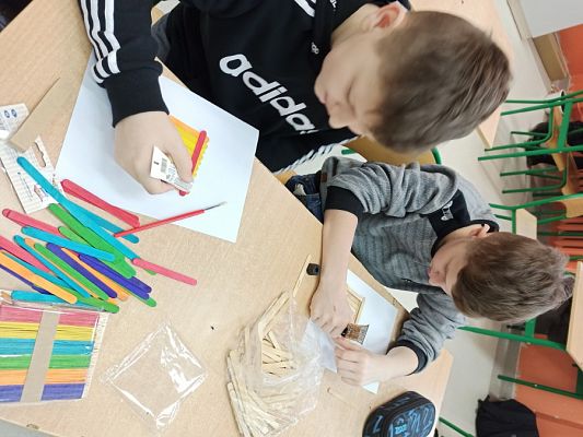 Grafika #49: Pudełko ze szpatułek