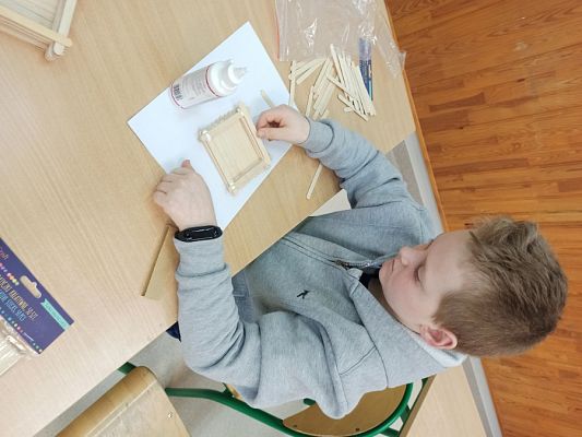 Grafika #50: Pudełko ze szpatułek