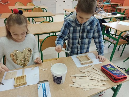 Grafika #60: Pudełko ze szpatułek