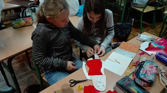 Grafika #7: Klasy 5 projektują stroje