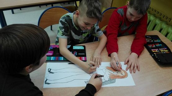 Grafika #14: Klasy 5 projektują stroje