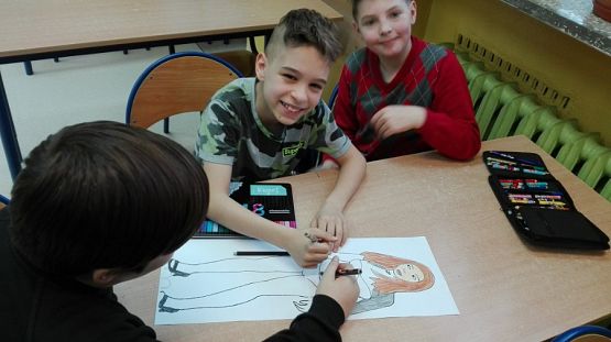 Grafika #15: Klasy 5 projektują stroje