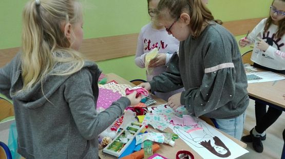 Grafika #19: Klasy 5 projektują stroje