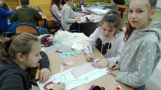 Grafika #21: Klasy 5 projektują stroje